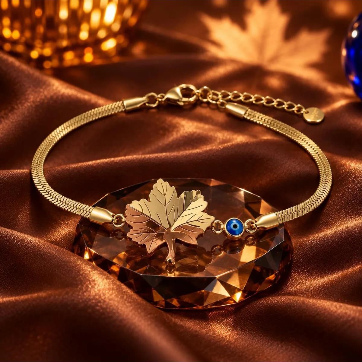 Rose Gold Detaylı Akçaağaç Yaprağı ve Nazar Boncuğu Detaylı Uğurlu Bileklik – ön görünüm